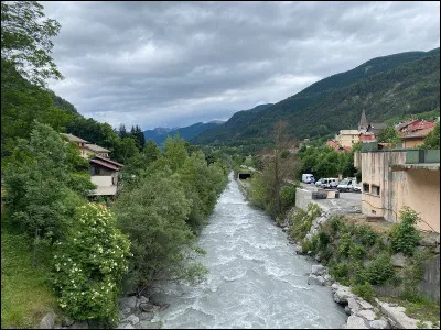 Quelle est cette rivi&egrave;re, longue de 70 km, qui prend sa source dans le massif du Mercantour, &agrave; proximit&eacute; du col de la Bonette &agrave; environ 2 650 m&egrave;tres d'altitude, coule vers le sud et se jette dans le Var ?