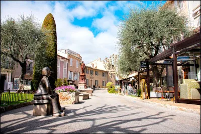 Quelle est cette ville de pr&egrave;s de 20 000 habitants, situ&eacute;e entre Cannes et Grasse, sur les premi&egrave;res hauteurs au-dessus de la c&ocirc;te ?