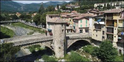 Quelle est cette petite ville de 3 800 habitants, situ&eacute;e au nord de Menton, dans la vall&eacute;e de la B&eacute;v&eacute;ra, affluent de la Roya ?
