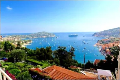 Quelle est cette petite ville de 5 000 habitants, situ&eacute;e &agrave; l'est de Nice en bordure d'une rade qui a longtemps abrit&eacute; un port militaire ?