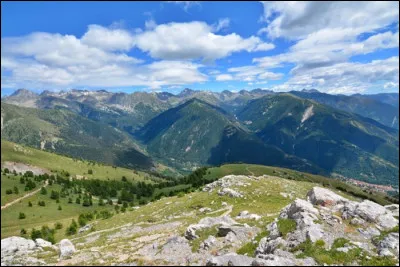 Quel est ce grand massif montagneux qui s'&eacute;tend sur le nord-est du d&eacute;partement ?