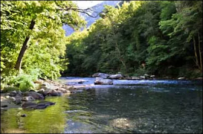 Quelle est ce fleuve c&ocirc;tier long de 59 km qui prend sa source en France au col de Tende et se jette en mer de Ligurie sur la commune italienne de Vintimille ?