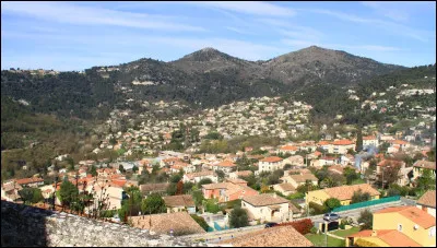 Quelle est cette petite ville de 5 000 habitants, situ&eacute;e &agrave; 600 m d'altitude au nord de Nice ?