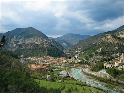 Quelle est ce bourg de 1 800 habitants, situ&eacute; dans la moyenne vall&eacute;e du Var, &agrave; environ 60 kilom&egrave;tres de Nice ?