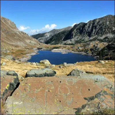 Quel nom porte cette vall&eacute;e du massif du Mercantour o&ugrave; ont &eacute;t&eacute; d&eacute;couvertes plus de 40 500 gravures rupestres pr&eacute;historiques, dat&eacute;es du N&eacute;olithique final et de l�&Acirc;ge du bronze ancien ?