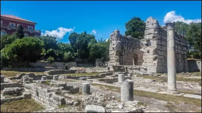 Quel est ce quartier des hauteurs de Nice qui conserve d'importants vestiges de son pass&eacute; de cit&eacute; romaine ?