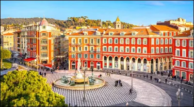 Cette place du centre de Nice porte le nom d'un g&eacute;n&eacute;ral des arm&eacute;es de la R&eacute;publique puis de l'Empire, n&eacute; &agrave; Nice en 1758 : il s'agit de ...