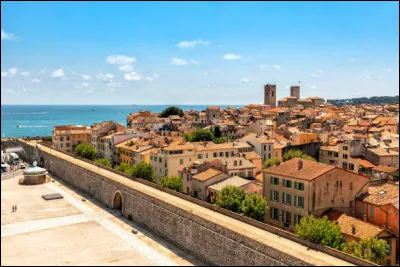 Quelle est cette ville, la deuxi&egrave;me du d&eacute;partement par la population avec 75 000 habitants ?