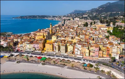 Quelle est cette ville de 30 000 habitants, station touristique de la C&ocirc;te d'Azur, situ&eacute;e entre Monaco et la fronti&egrave;re italienne ?