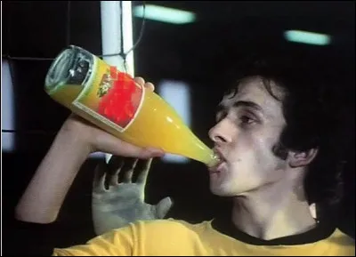 Quelle marque de boisson aux fruits était très attachée à limage de Michel Platini qui navait pas le tempérament à boire du raplapla ?