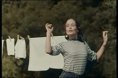 Pour quelle marque de lessive deux jeunes femmes vantaient sa qualité en se croisant chacune sur une péniche ?