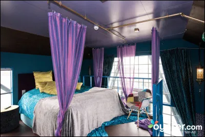 Quelle est la particularité de "The Crane Hotel Faralda" (Amsterdam, Pays-Bas) ?