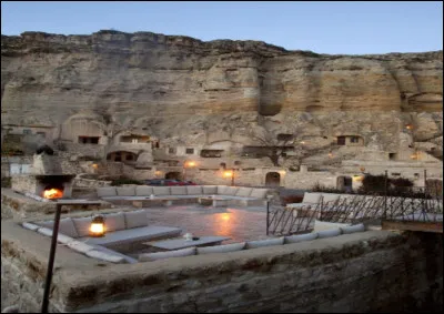 Quelle est la particularité de l'hôtel "Yunak Evleri" (Cappadoce, Turquie) ?