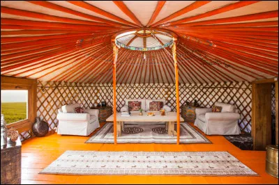 Quelle est la particularité du "Three Camel Lodge"(Désert de Gobi, Mongolie) ?