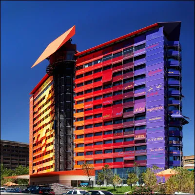 Quelle est la particularité de lhôtel "Silken Puerta America" (Madrid, Espagne) ?