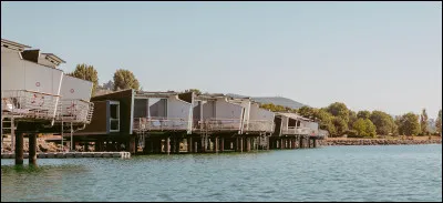 Quelle est la particularité de lhôtel "Palafitte" (Neuchâtel, Suisse) ?