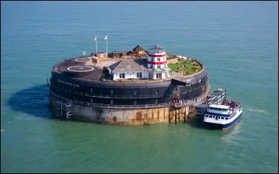 Quelle est la particularité de l'hôtel "No Mans Fort " (Île de Wight, Royaume-Uni) ?