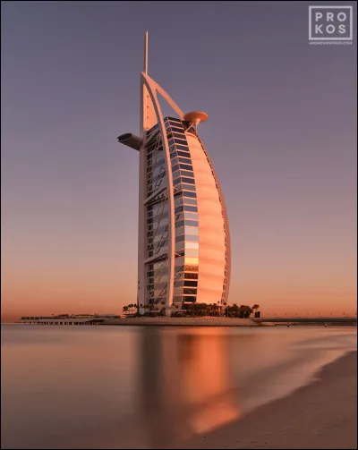 Quelle est la particularité du "Le Burj al Arab" (Dubaï) ?