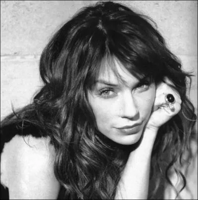 Est surtout connue pour avoir repris le rle mythique d'Emmanuelle  la tl :