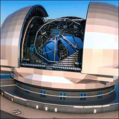 Quel matériau inventé accidentellement en 1954 est utilisé pour fabriquer des miroirs géants de télescope ?