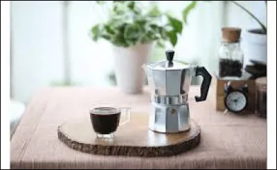 Quel type de café, court et intense, est typiquement italien ?