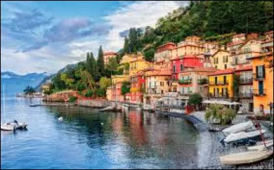 Quel est le nom du célèbre lac, présent sur l'image ci-dessus, situé dans le nord de l'Italie, entouré de montagnes et populaire pour ses activités de plein air ?