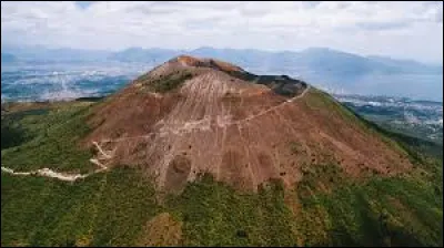 Quel est le nom de la ville italienne célèbre pour ses ruines romaines et son site archéologique, ensevelis par l'éruption du Vésuve en 79 après J.-C. ?