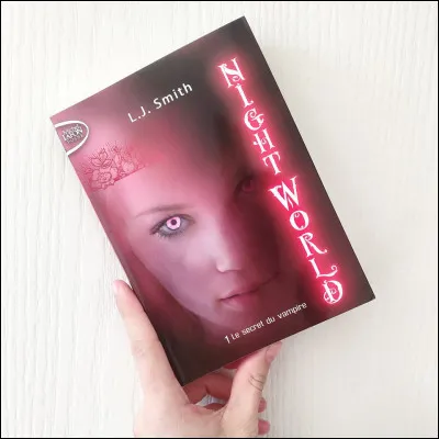 Dans "Night World" de L.J. Smith, quel est le nom du vampire qui propose à Poppy de la transformer pour sauver sa vie ?