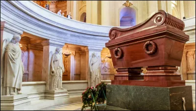 Quel monument parisien abrite les tombeaux du Maréchal Foch et de Napoléon Ier ?