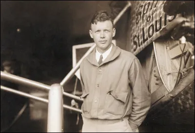 Qui a traversé le premier l'Atlantique en avion, sans escale et en solitaire ?