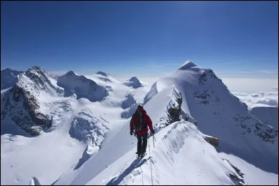 La pression atmosphérique augmente avec l'altitude.
