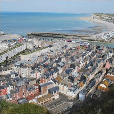 Quelle est cette petite ville de 4 400 habitants, située dans le nord du département, à l'embouchure de la Bresle, au pied des falaises ?