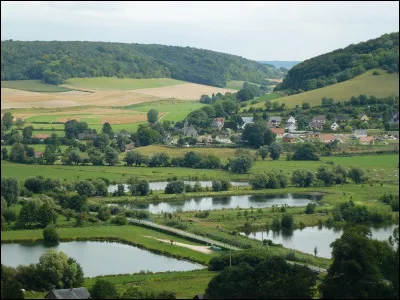 Quel est le nom de cette région naturelle, située au nord-est de la précédente, région de bocage et d'élevage formée dans une dépression argileuse ?