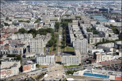 Quelle est cette ville, grand port sur la Manche et ville la plus peuplée du département avec 165 000 habitants ?