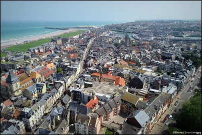 Quelle est cette ville, sous-préfecture, troisième centre urbain du département avec 28 300 habitants ?