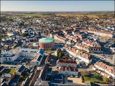 Quelle est cette ville de 11 300 habitants, située au coeur du département, seule ville importante à ne pas se trouver dans une vallée ?