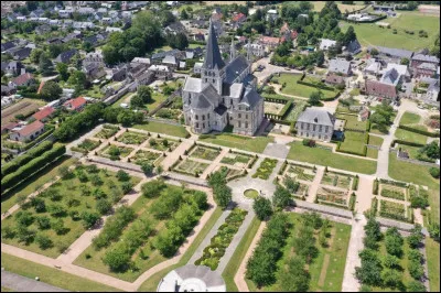 Quel est ce village, situ&eacute; dans la vall&eacute;e de la Seine en aval de Rouen, connu pour son abbaye Saint-Georges ?