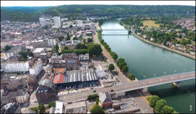 Quelle est cette ville de 16 000 habitants, situ&eacute;e &agrave; 20 km au sud de Rouen sur les rives de la Seine, ancienne ville drapi&egrave;re grand centre d'industrie textile ?