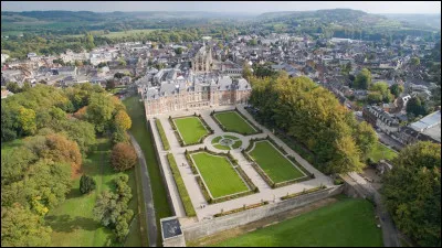 Quelle est cette ville de 6 500 habitants, situ&eacute;e tout au nord du d&eacute;partement pr&egrave;s de l'embouchure de la Bresle, connue pour son grand ch&acirc;teau du XVIe si&egrave;cle ?