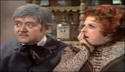 Dans l'épisode ''La Tombe'', Alexis avait lu dans un journal de Montréal qu'une morte avait été enterrée vivante. Après avoir déterré la femme, on s'aperçut qu'elle tenait quelque chose dans l'une de ses mains. 
Qu'avait-elle donc, dans sa main ?