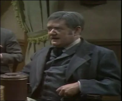 Dans l'épisode, ''L'Éternel Endetté'', Ti-Père demande une augmentation de salaire par l'intermédiaire du curé Labelle au gouvernement pour son poste de postillon de la Reine. 
Il obtiendra une augmentation annuelle. Quel en est le montant de l'honorable Chapleau ?