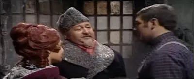 Dans l'épisode ''La Condamnation'', Florent offre à Iphigénie un cadeau. 
Que lui offre-t-il ?