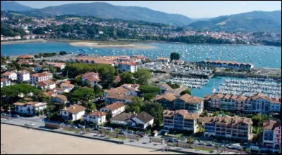 Quelle est cette ville de 17 800 habitants, située au pays basque, à la frontière de l'Espagne ?