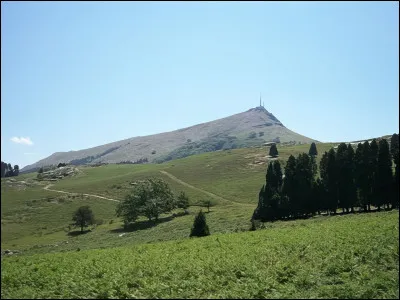 Quelle est ce sommet du pays basque, d'une altitude de 900 m, situé à la frontière, à 10 km du littoral ?