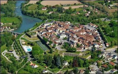 Quel est ce village, ancienne bastide, situé dans la vallée du gave de d'Oloron, choisi en 1790 comme premier chef-lieu du département des Basses-Pyrénées ?