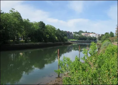 Quel est ce fleuve côtier, long de 76 km, qui fait office de frontière entre la France et l'Espagne sur la dizaine de kilomètres avant son embouchure ?