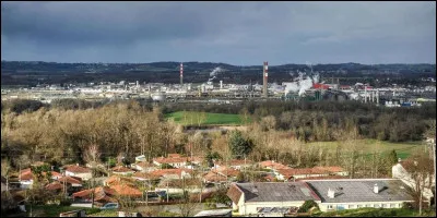 Quel est ce village de la vallée du gave de Pau qui a donné son nom au gisement de gaz naturel découvert en 1951 ?