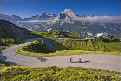 Quel est ce col, situé dans le sud-est du département, permettant de passer de la vallée d'Ossau à celle du gave de Pau, haut-lieu des passages du Tour de France ?