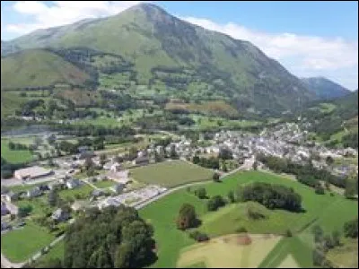 Quelle est cette vallée béarnaise, parcourue par un gave affluent de celui d'Oloron, reliée à l'Espagne par le col du Somport, seul passage des Pyrénées centrales accessible en toute saison ?