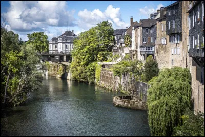 Quelle est cette ville de 10 600 habitants, située au débouché de la vallée d'Aspe, à la confluence de plusieurs gaves ?